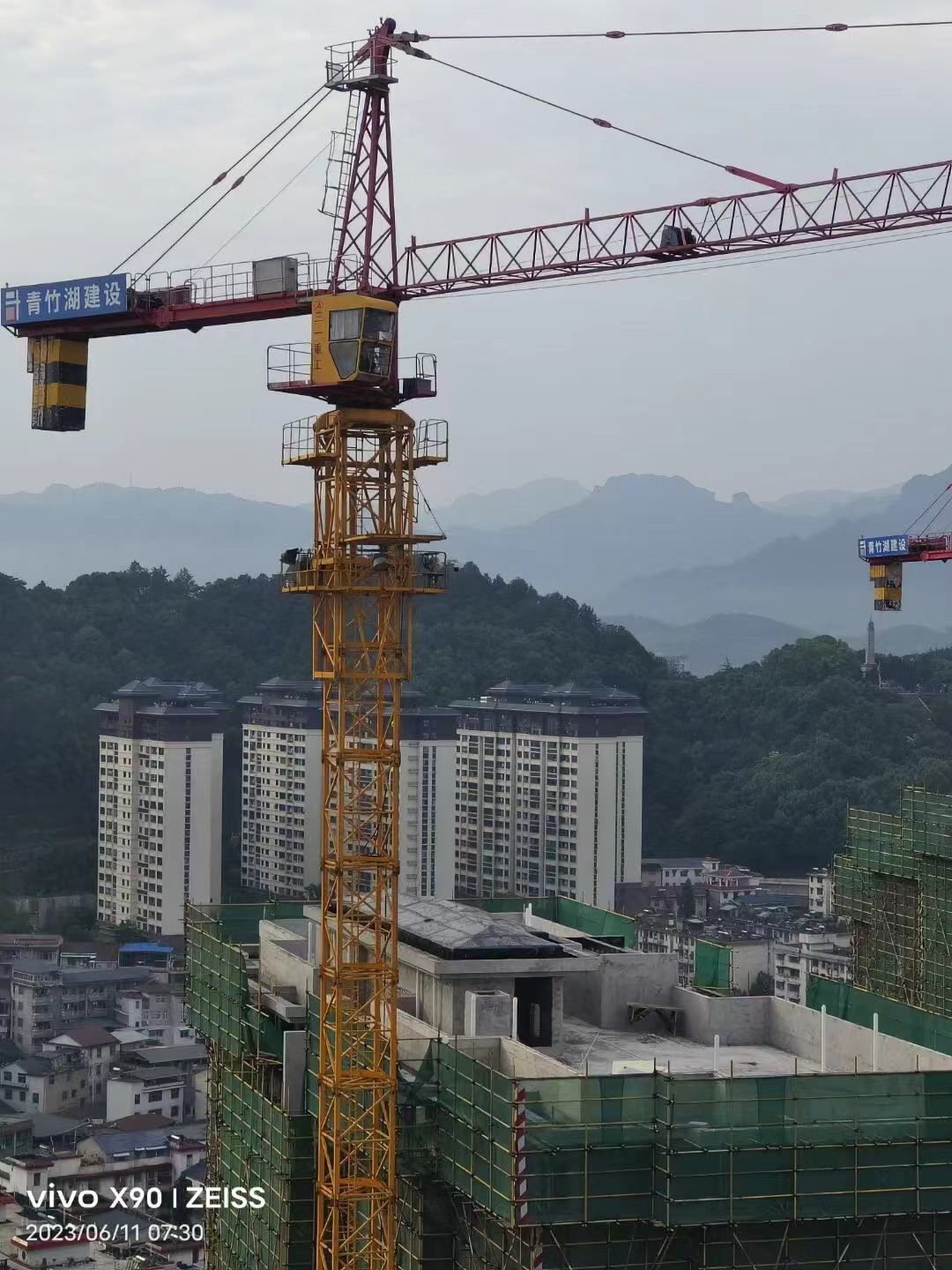 張家界國輝建材有限公司,張家界塔吊租賃,施工電梯租賃,重型吊車租賃,隨車吊租賃,辦公車輛